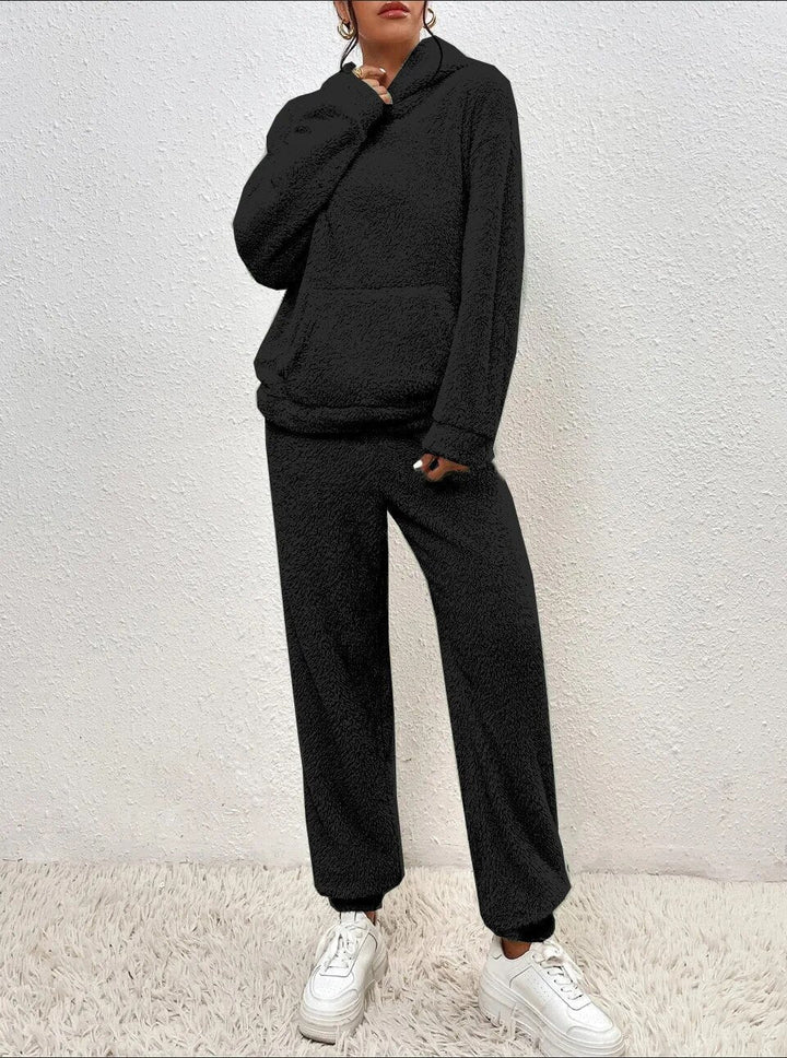 Schwarzer Damen Teddy-Zweiteiler mit kuscheligem Kapuzen-Hoodie und bequemer Hose für gemütliche Wintertage.