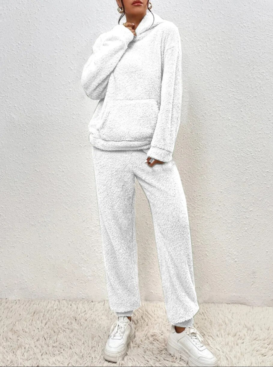 Weißer Damen Teddy-Zweiteiler mit kuscheligem Kapuzen-Hoodie, Kängurutasche und bequemer Hose für gemütliche Tage.