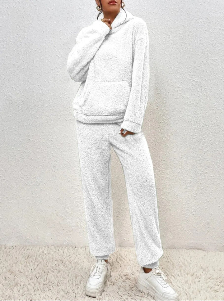 Weißer Damen Teddy-Zweiteiler mit kuscheligem Kapuzen-Hoodie, Kängurutasche und bequemer Hose für gemütliche Tage.