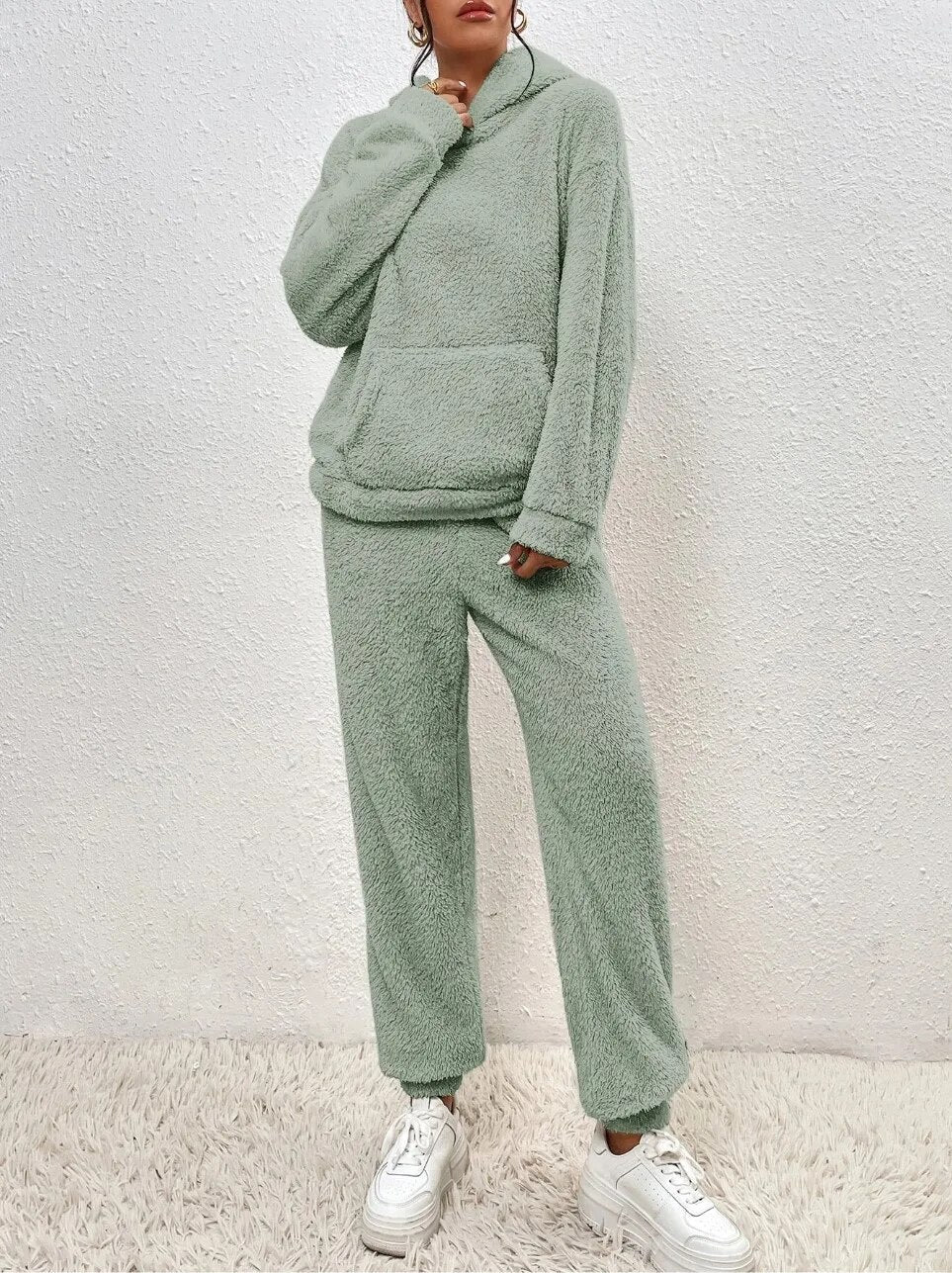 Salbeigrüner Damen Teddy-Zweiteiler mit kuscheligem Hoodie, Kapuze, Kängurutasche und bequemer Hose für gemütliche Tage.