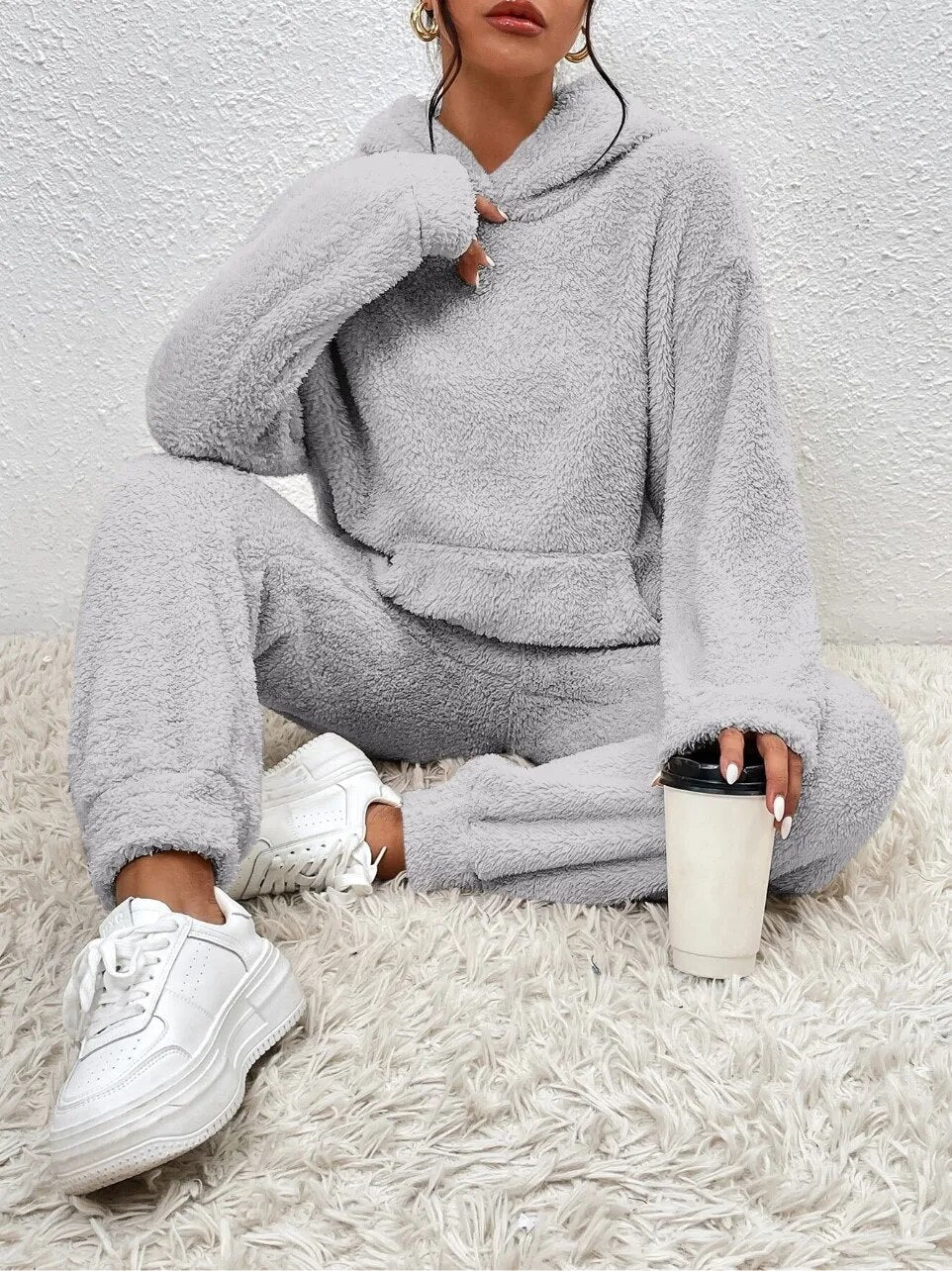 Kuscheliger grauer Teddy-Hoodie Zweiteiler mit Kapuze und bequemer Hose für entspannte Loungewear-Looks.