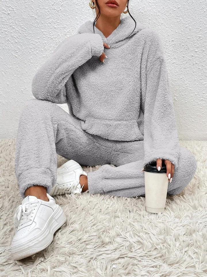 Kuscheliger grauer Teddy-Hoodie Zweiteiler mit Kapuze und bequemer Hose für entspannte Loungewear-Looks.