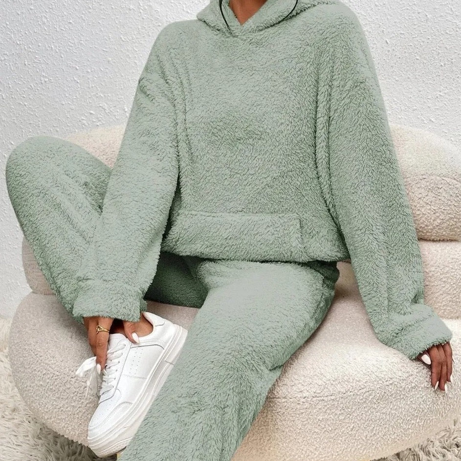 Kuscheliges, salbeigrünes Teddy-Hoodie-Set mit Kapuze und bequemer Hose für entspannte Tage.