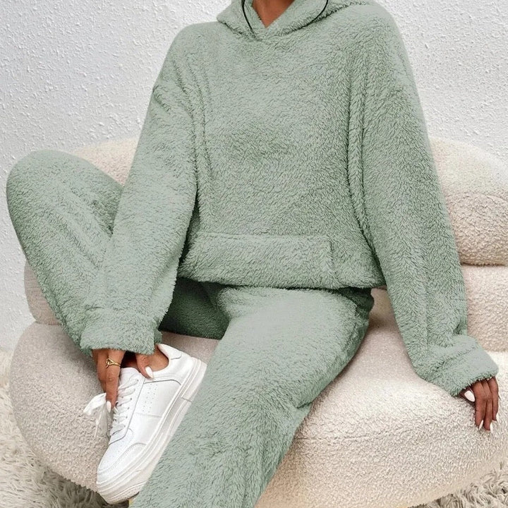 Kuscheliges, salbeigrünes Teddy-Hoodie-Set mit Kapuze und bequemer Hose für entspannte Tage.