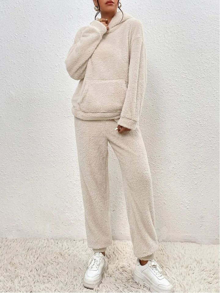 Beiger Damen Teddy-Zweiteiler mit kuscheligem Hoodie, Kängurutasche und bequemer Hose für gemütliche Tage.