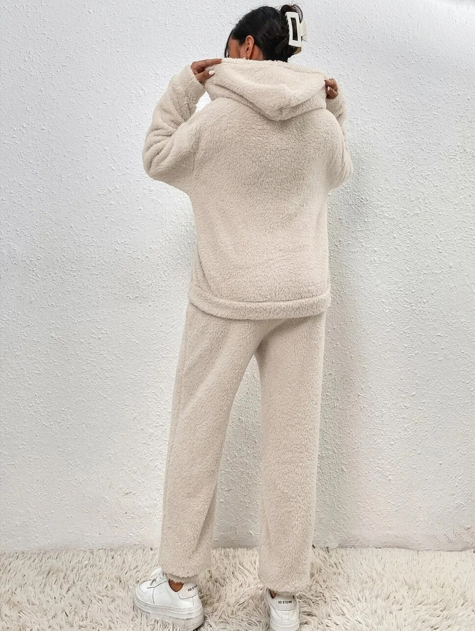 Beiger Damen-Zweiteiler aus flauschigem Teddy-Stoff mit Kapuzen-Hoodie und bequemer Hose für gemütliche Tage.