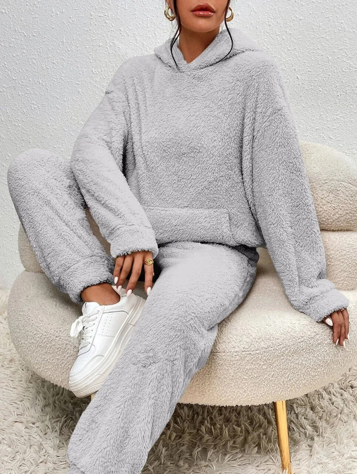 Kuscheliger grauer Teddy-Hoodie Zweiteiler mit Kapuze und bequemer Hose für entspannte Wohlfühlmomente.