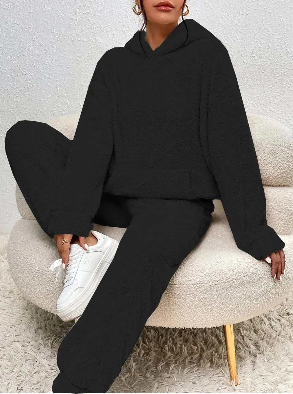 Schwarzer Damen Teddy-Zweiteiler mit gemütlichem Kapuzen-Hoodie und bequemer Hose aus flauschigem Stoff.