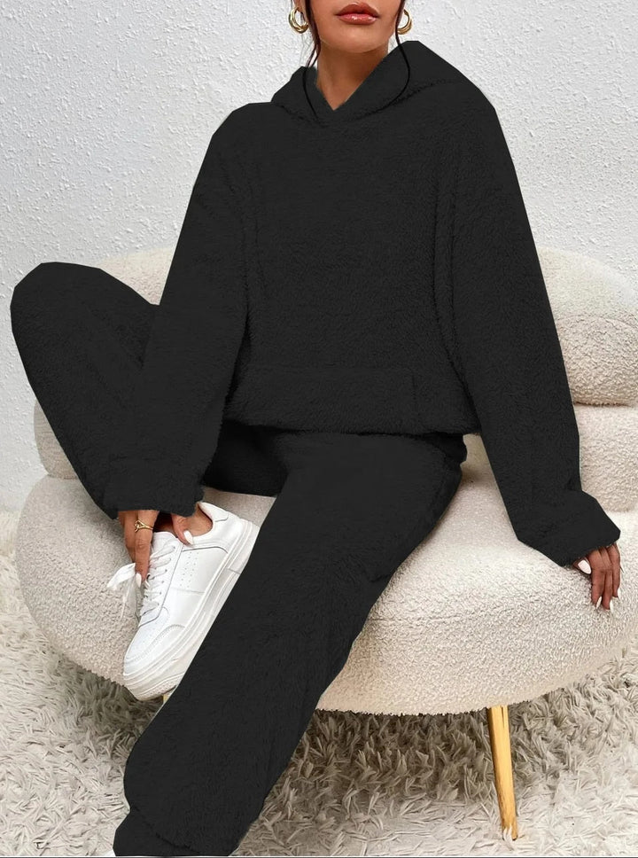 Schwarzer Damen Teddy-Zweiteiler mit gemütlichem Kapuzen-Hoodie und bequemer Hose aus flauschigem Stoff.