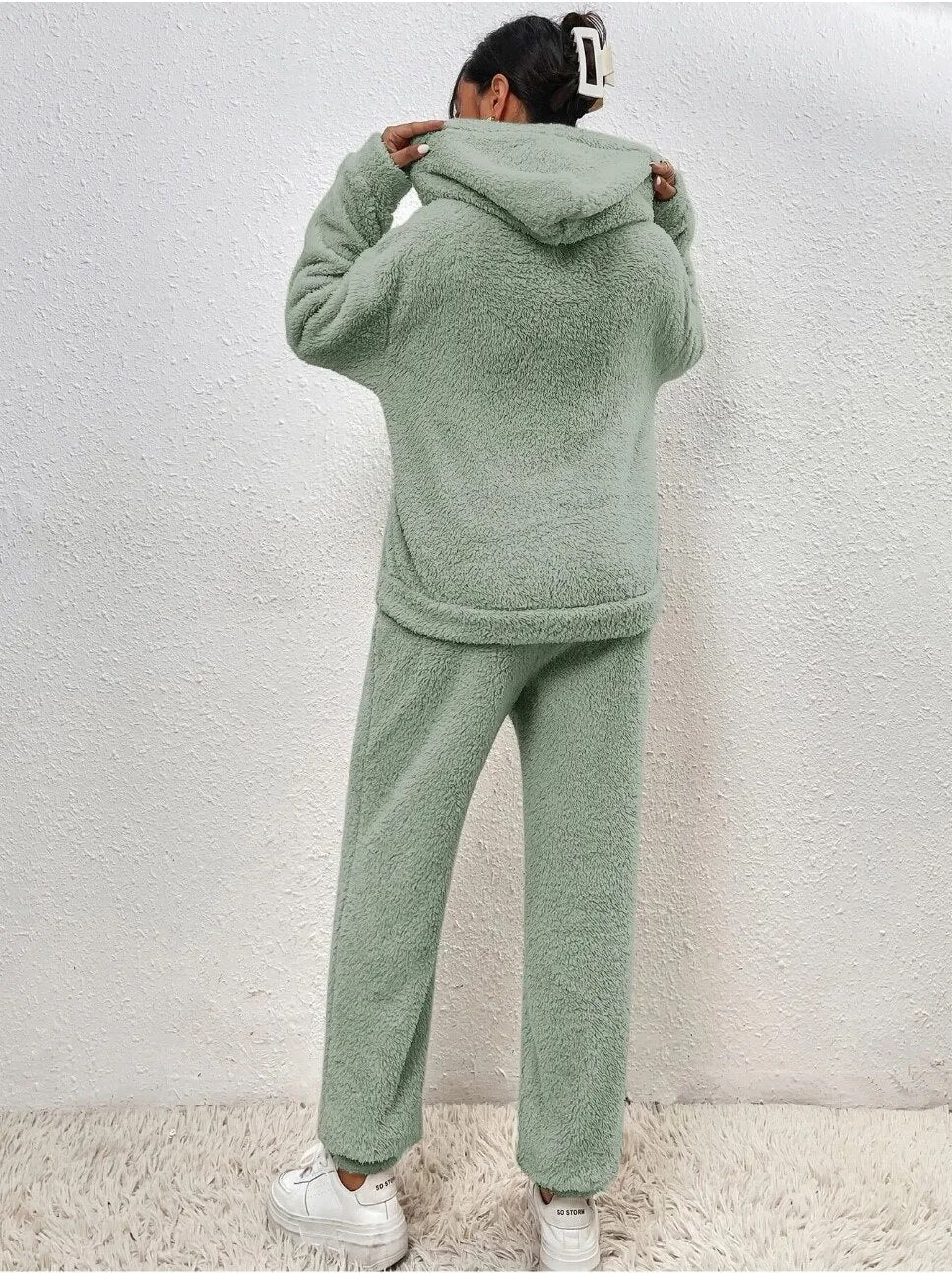 Hellgrüner Damen Teddy-Zweiteiler mit Kapuzen-Hoodie und bequemer Hose aus kuscheligem, flauschigem Material.