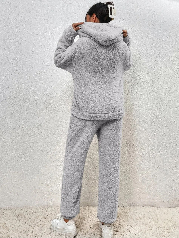 Kuscheliger grauer Damen Teddy-Zweiteiler mit Kapuzen-Hoodie und bequemer Hose für entspannte Loungewear-Looks.