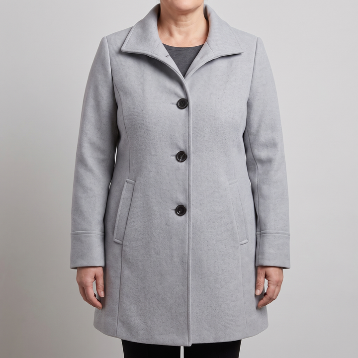 Eleganter hellgrauer Damen-Wintermantel Mathilda mit geradem Schnitt, Stehkragen und klassischer Knopfleiste aus Wollmix.