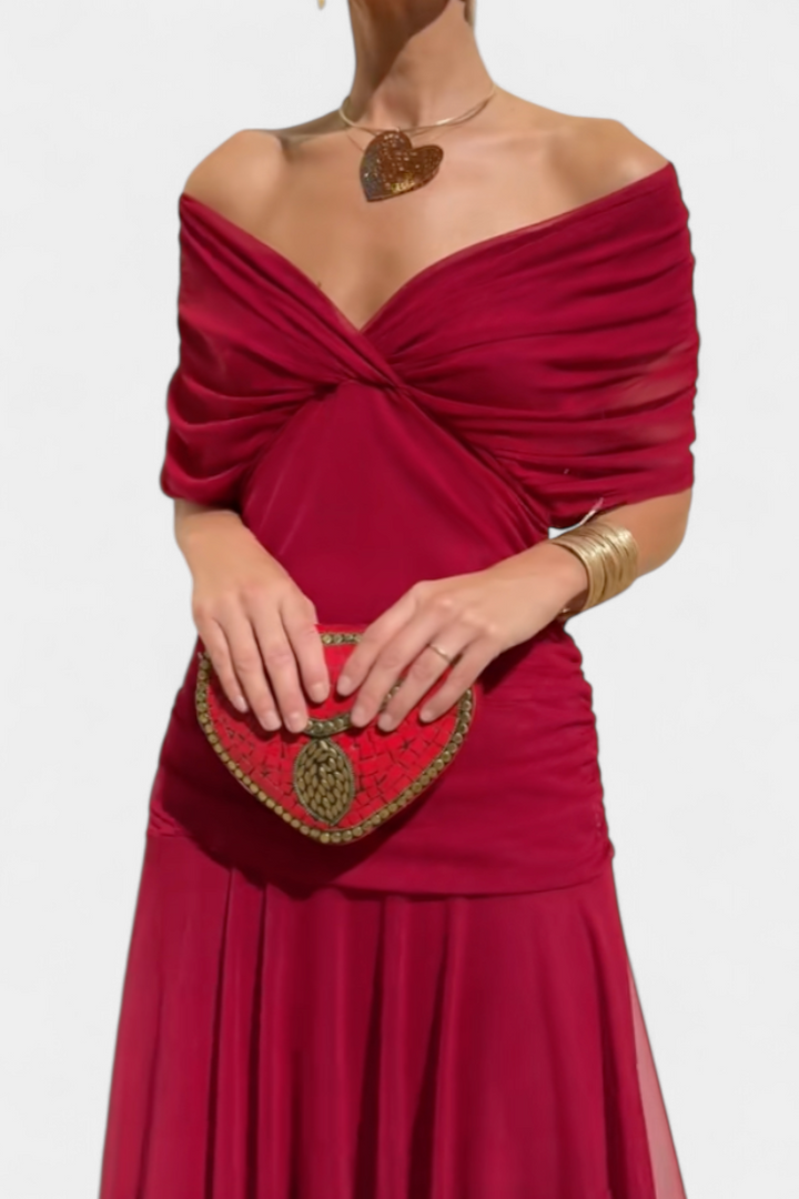 Elegantes rotes Maxikleid mit V-Ausschnitt, drapiertem Oberteil und geraffter Taille, kombiniert mit einer herzförmigen Tasche.