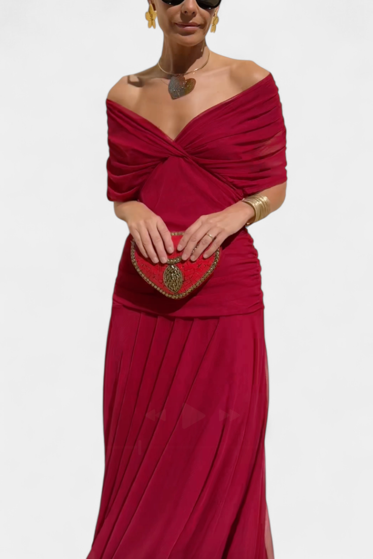 Rotes Maxikleid mit V-Ausschnitt, drapiertem Oberteil und geraffter Taille, präsentiert mit goldfarbenen Accessoires.