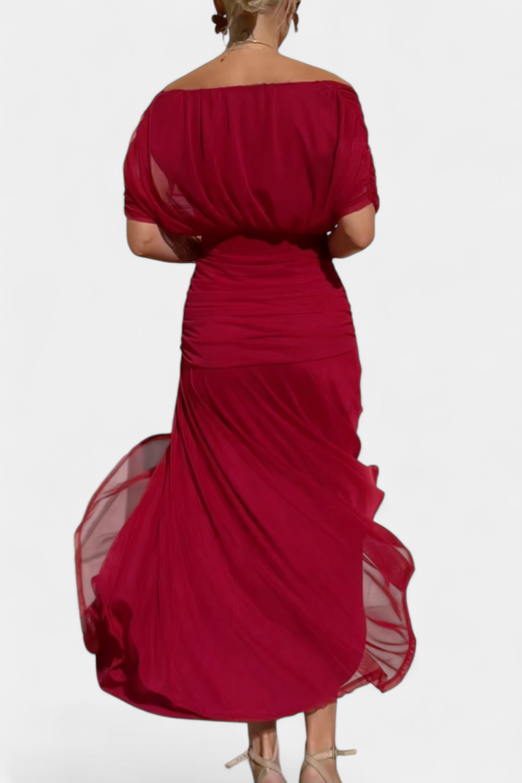 Rotes Melina Maxikleid mit geraffter Taille, drapiertem Oberteil und fließendem Rock in eleganter Silhouette.