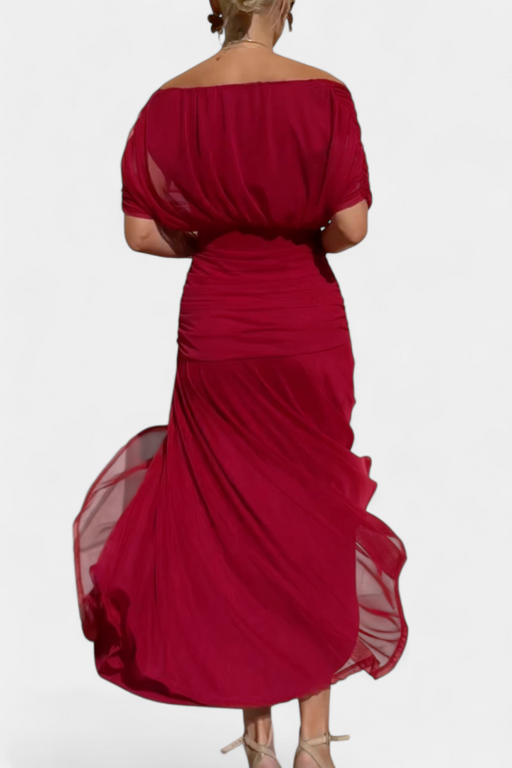 Rotes Melina Maxikleid mit geraffter Taille, drapiertem Oberteil und fließendem Rock in eleganter Silhouette.
