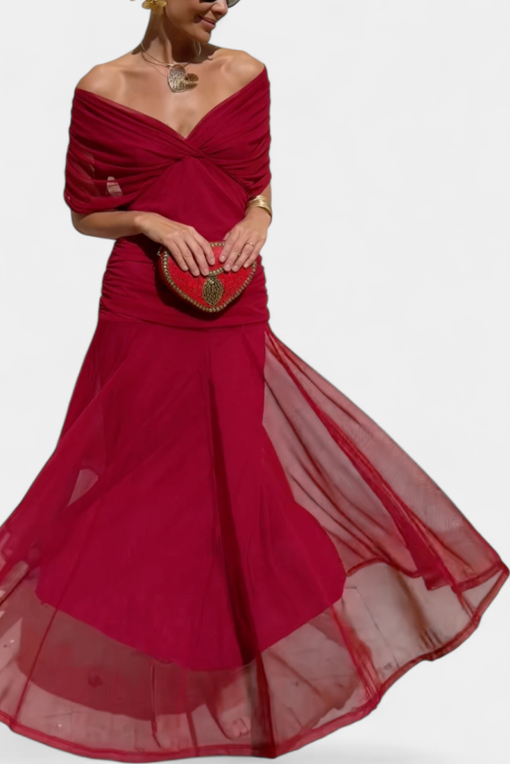 Dunkelrotes Maxikleid mit V-Ausschnitt, drapiertem Oberteil, geraffter Taille und fließendem, transparentem Rocksaum.