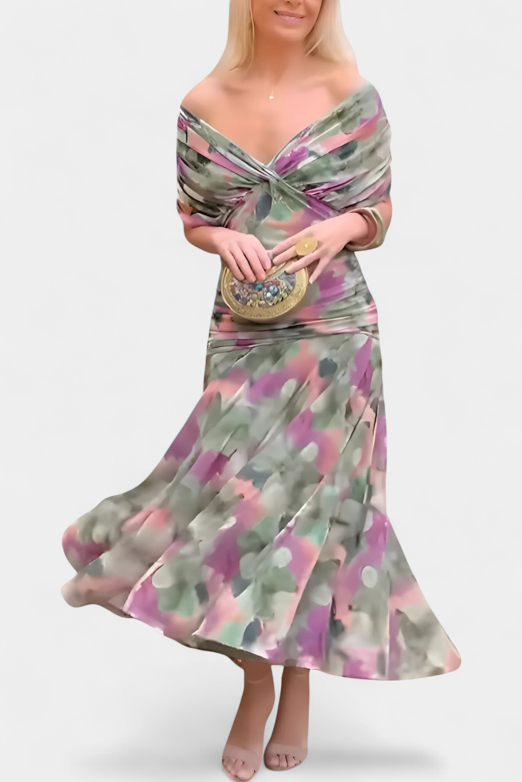 Blondes Model trägt ein fließendes Melina Maxikleid mit V-Ausschnitt, geraffter Taille und buntem Blumenmuster in Pastellfarben.