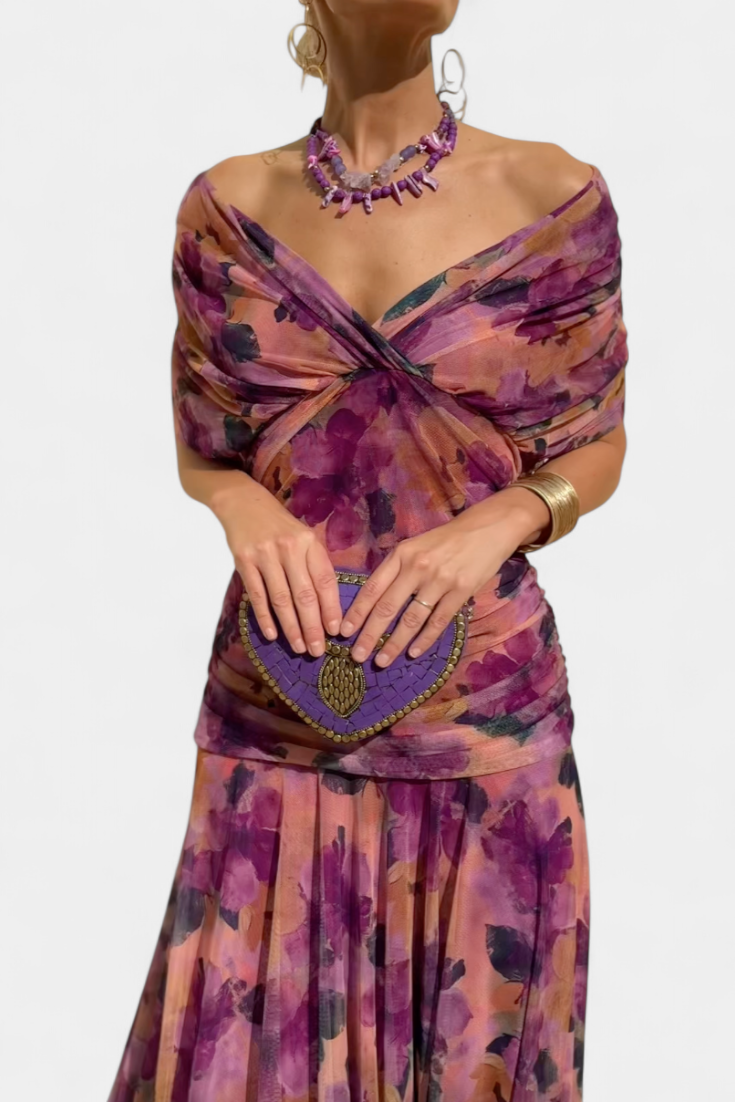 Lila-oranges Maxikleid mit V-Ausschnitt, drapiertem Oberteil und fließendem Blumenmuster für elegante Anlässe.