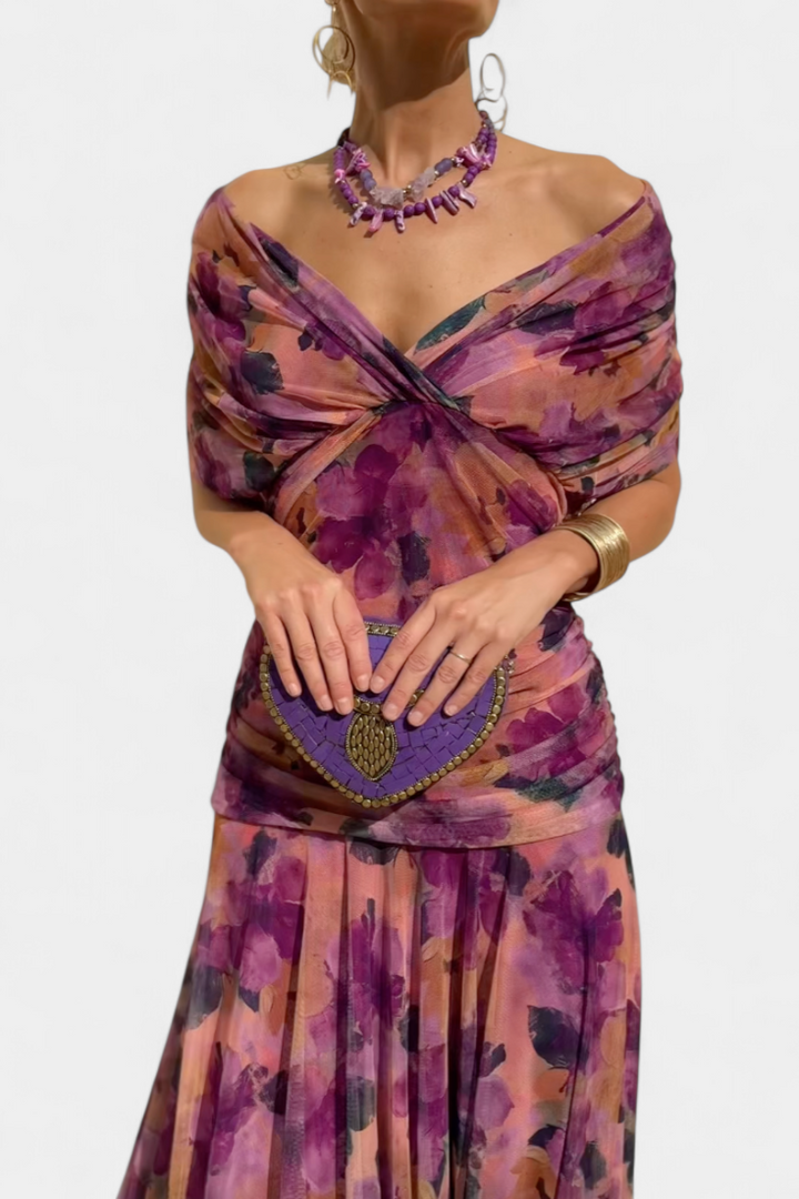Lila-oranges Maxikleid mit V-Ausschnitt, drapiertem Oberteil und fließendem Blumenmuster für elegante Anlässe.