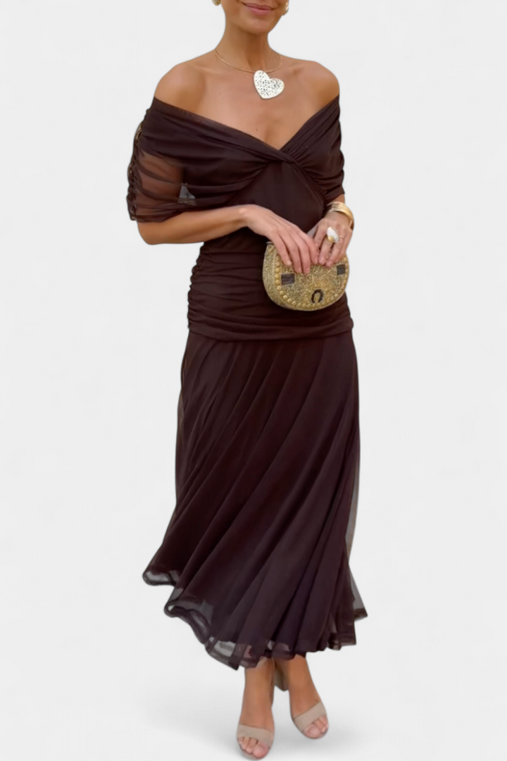 Dunkelbraunes Melina Maxikleid mit V-Ausschnitt, geraffter Taille und fließendem Rock für einen eleganten Look.