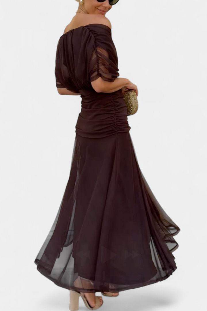 Elegantes dunkelbraunes Maxikleid mit geraffter Taille, fließendem Rock und drapiertem Oberteil für besondere Anlässe.