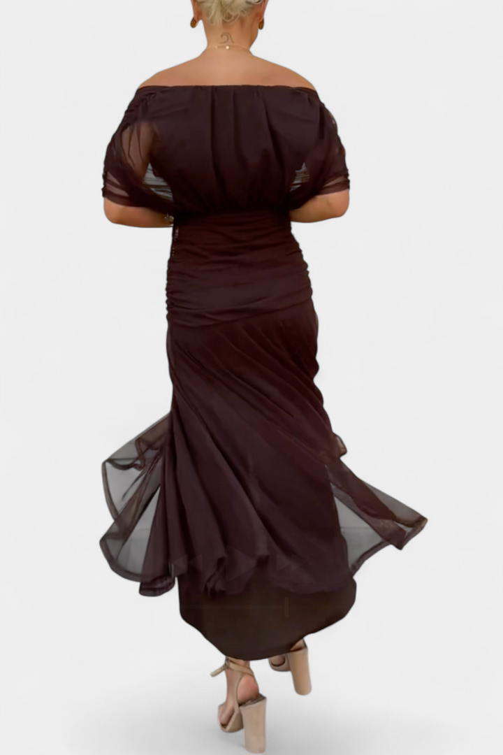 Dunkelbraunes Melina Maxikleid mit drapiertem Oberteil, geraffter Taille und fließendem Rock in eleganter Optik.