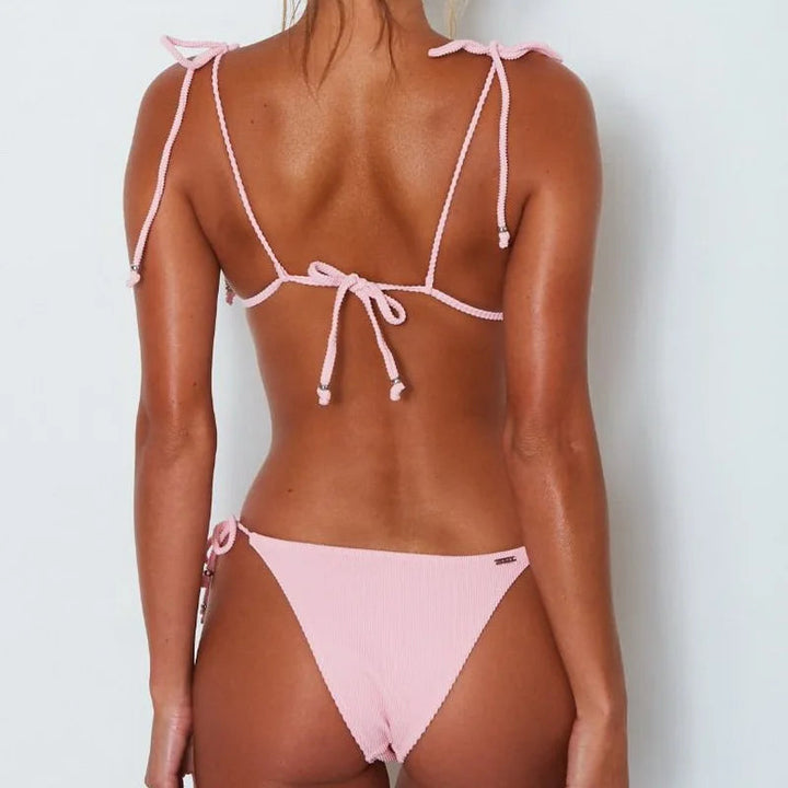 Rosa Melina Triangel-Bikini von hinten mit feiner Rippenstruktur und Bindebändern