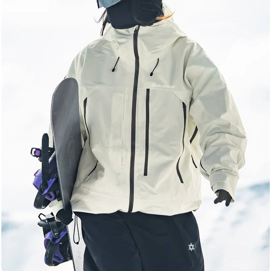 Weiße, wasserdichte Melina Damen-Skijacke mit Kapuze, Reißverschlusstaschen und lockerem Schnitt beim Snowboarden.
