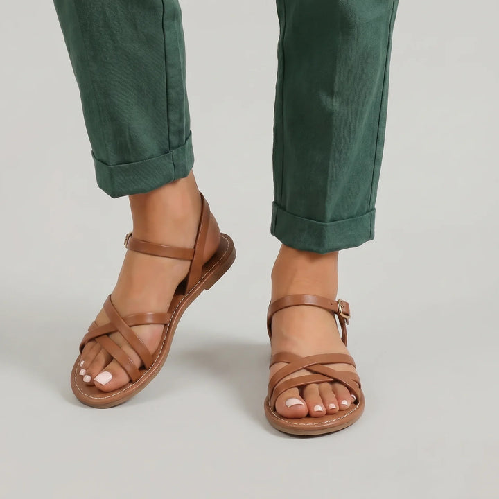 Mia Damen Crisscross Flache Sandalen in Braun mit schlanken Überkreuzriemen und verstellbarem Knöchelriemen.