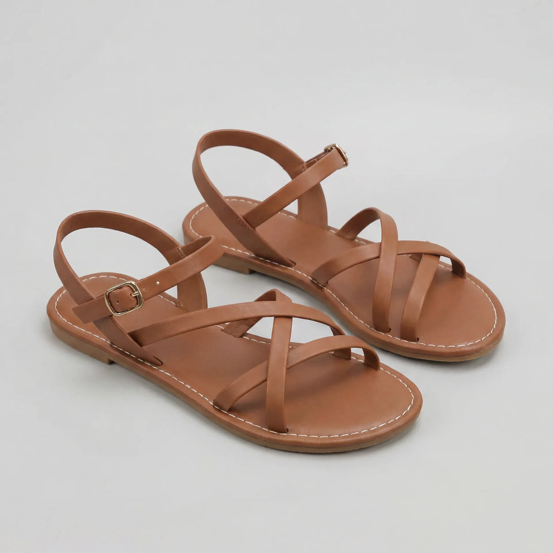 Mia Damen Crisscross Flache Sandalen in Braun mit schlanken Überkreuzriemen und verstellbarem Knöchelriemen.