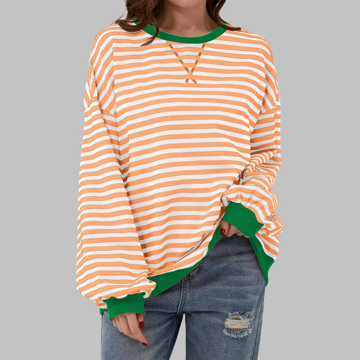 Oversized Damen-Sweatshirt mit orange-weißem Streifenmuster, grünem Rundhalsausschnitt und kontrastierenden Bündchen.