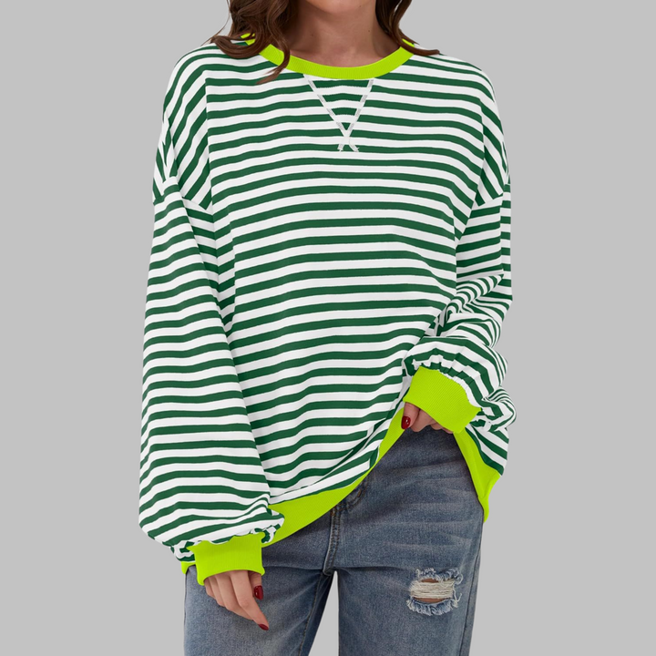 Grünes, gestreiftes Oversized-Sweatshirt mit Rundhalsausschnitt und leuchtend gelben Bündchen.