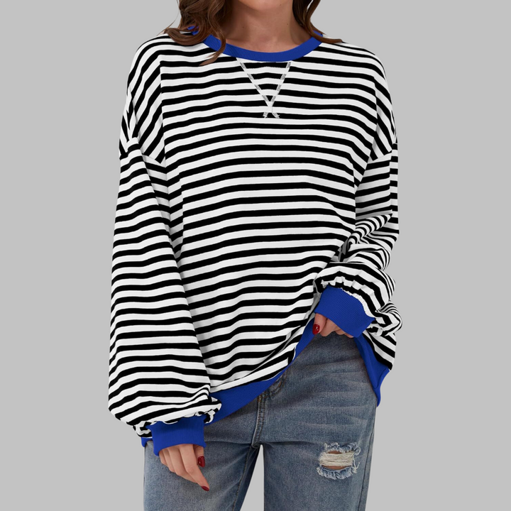Oversized Damen-Sweatshirt mit schwarz-weißem Streifenmuster, blauem Rundhalsausschnitt und farblich abgesetzten Bündchen.