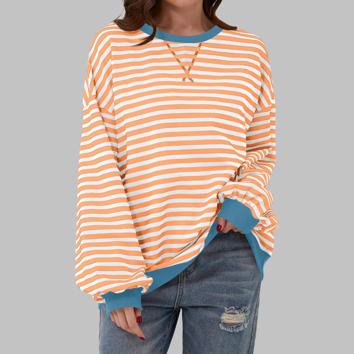 Oversized Damen-Sweatshirt mit orange-weißem Streifenmuster, blauem Rundhalsausschnitt und Bündchen in lässiger Passform.