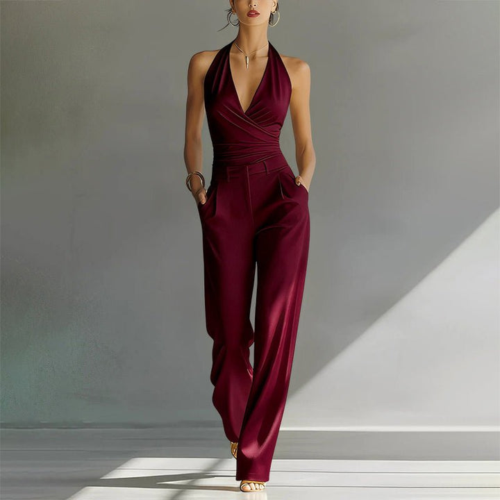 Eleganter weinroter Mia Neckholder-Jumpsuit aus Satin mit weitem Bein und Wickeloptik.