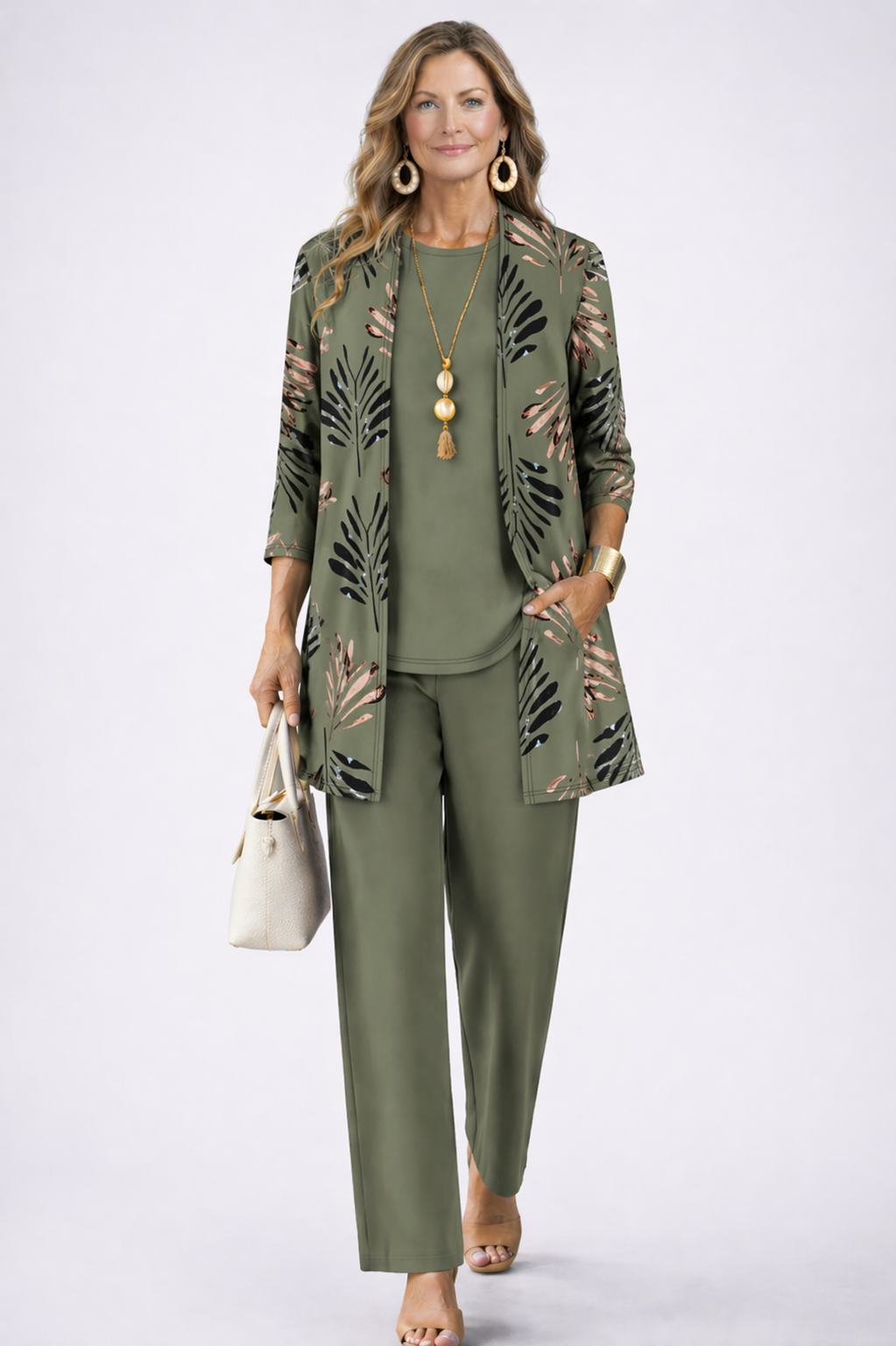 Dreiteiliges Set in Olivgrün mit langer Strickjacke, Blätterprint, fließendem Oberteil und bequemer Hose.