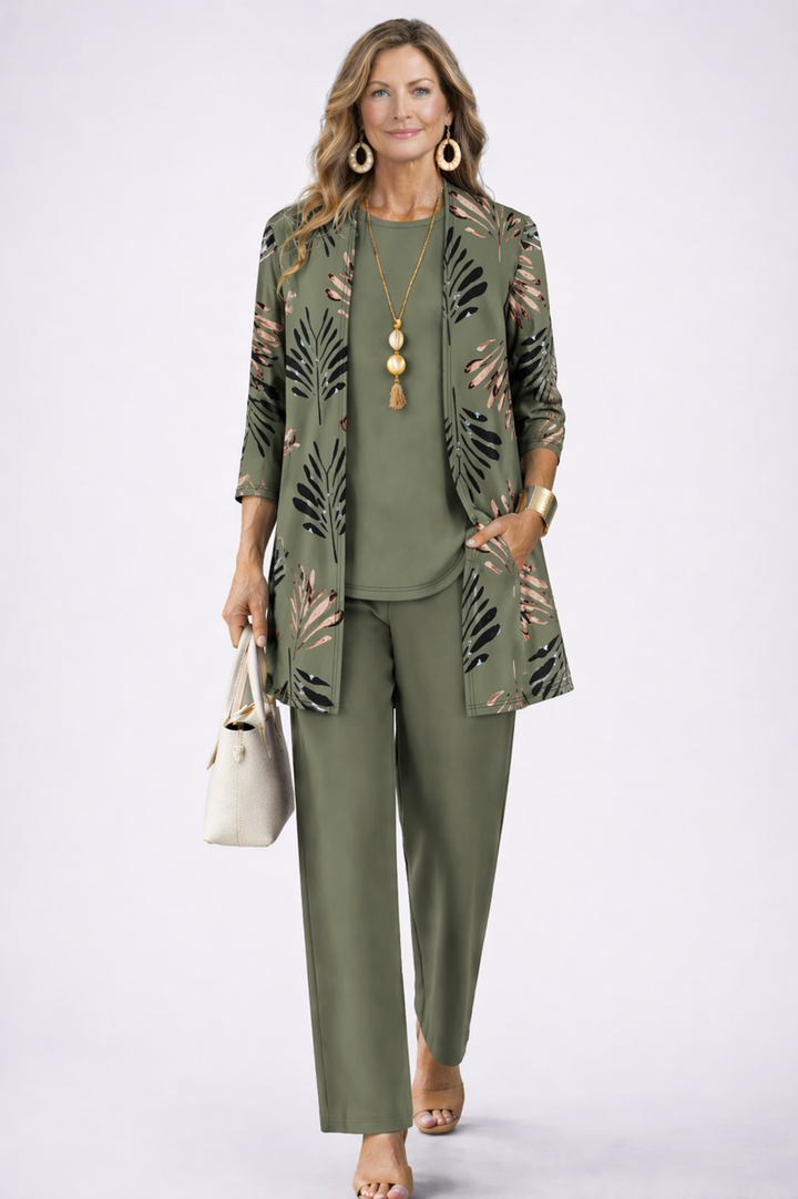 Dreiteiliges Set in Olivgrün mit langer Strickjacke, Blätterprint, fließendem Oberteil und bequemer Hose.