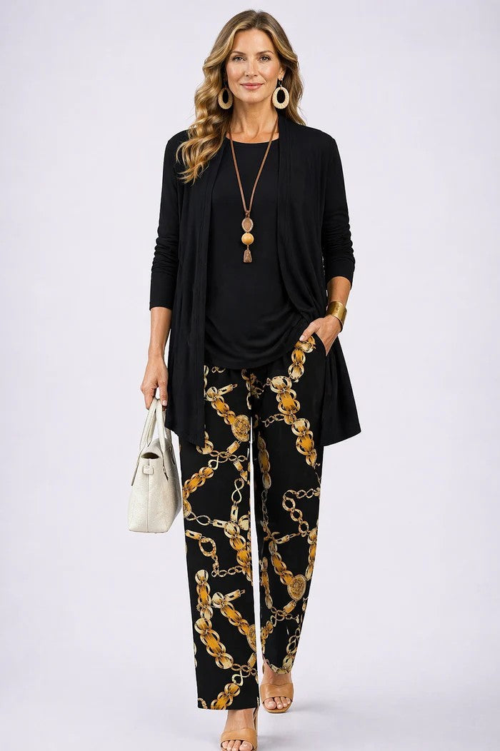 Schwarzes dreiteiliges Damen-Set mit langer Strickjacke, schlichtem Oberteil und Hose mit goldenem Kettenmuster.