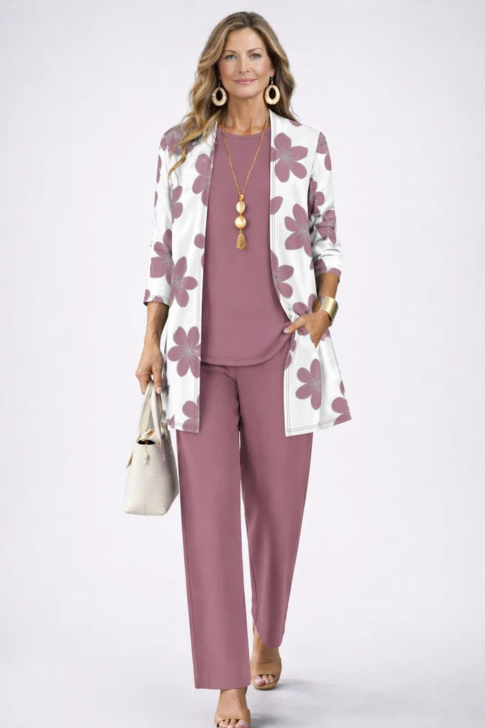 Altrosa Damen-Dreiteiler mit langer Strickjacke mit Blumenmuster, passendem Oberteil und bequemer Hose.