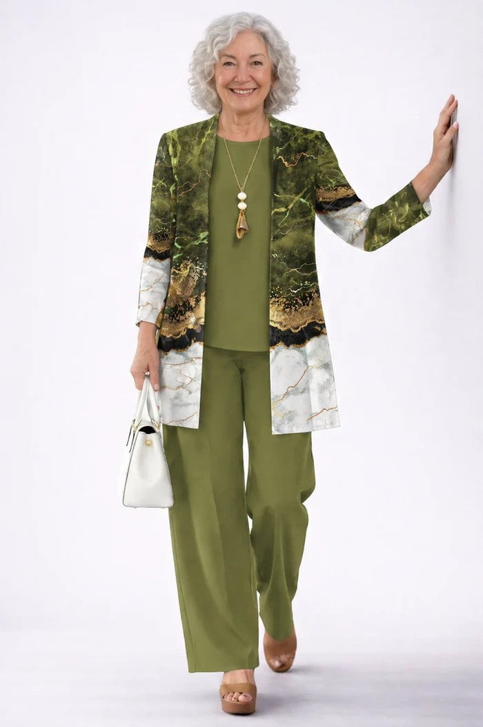 Dreiteiliges Set in Olivgrün mit gemusterter Longline-Strickjacke, schlichtem Oberteil und bequemer Hose.