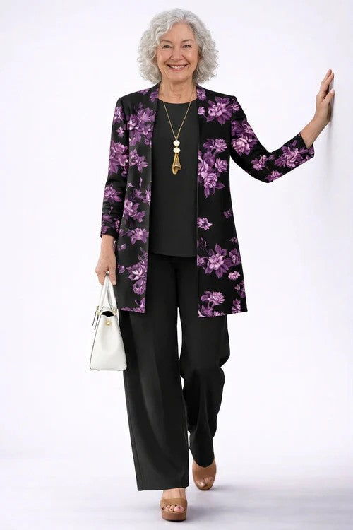 Dreiteiliges Set mit langer, schwarz-violetter Blumen-Strickjacke, schwarzem Oberteil und bequemer Hose.