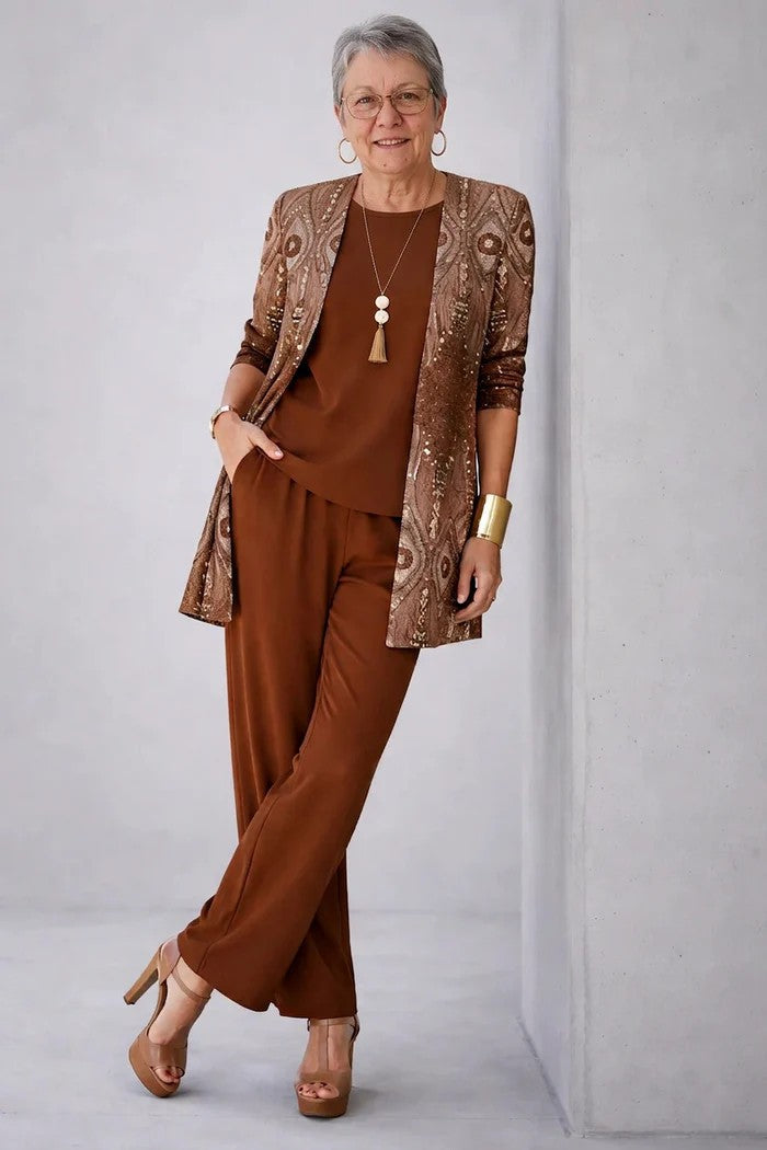 Dreiteiliges Set in Braun mit gemusterter Longline-Strickjacke, fließendem Oberteil und bequemer Hose.