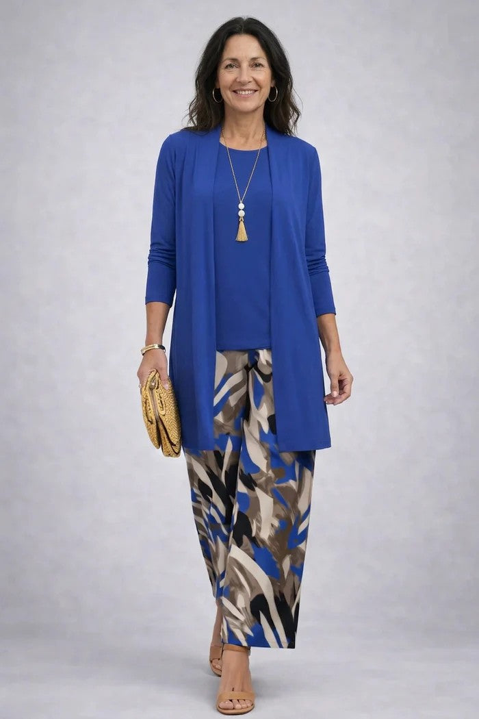 Blaues dreiteiliges Set mit langer Strickjacke, passendem Oberteil und gemusterter Hose mit abstraktem Blätterprint.