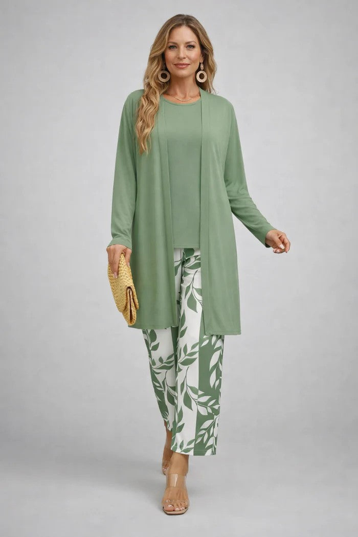 Salbeigrünes dreiteiliges Damen-Set mit Longline-Strickjacke, schlichtem Oberteil und Hose mit Blätterprint.