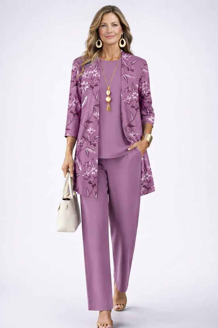 Lila dreiteiliges Set mit gemusterter Longline-Strickjacke, fließendem Oberteil und bequemer Hose.