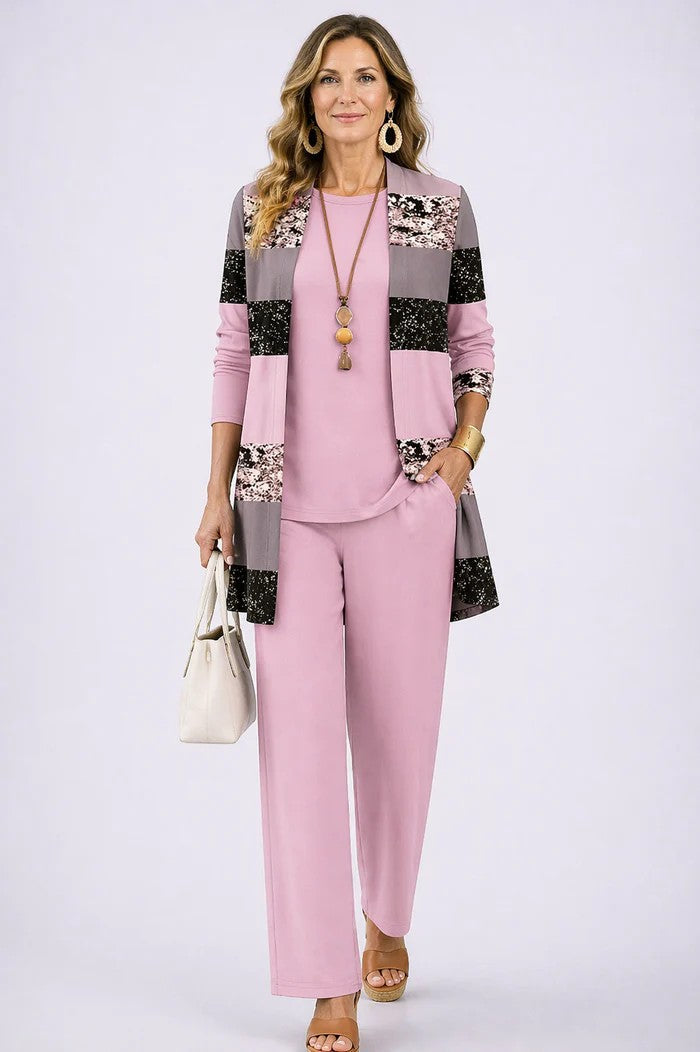 Rosa dreiteiliges Set mit Longline-Strickjacke, Blätterprint-Details, Rundhals-Oberteil und bequemer Hose.