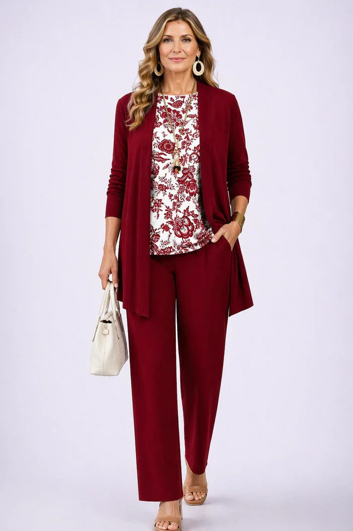 Dunkelrotes dreiteiliges Set mit langer Strickjacke, gemustertem Oberteil und bequemer Hose.