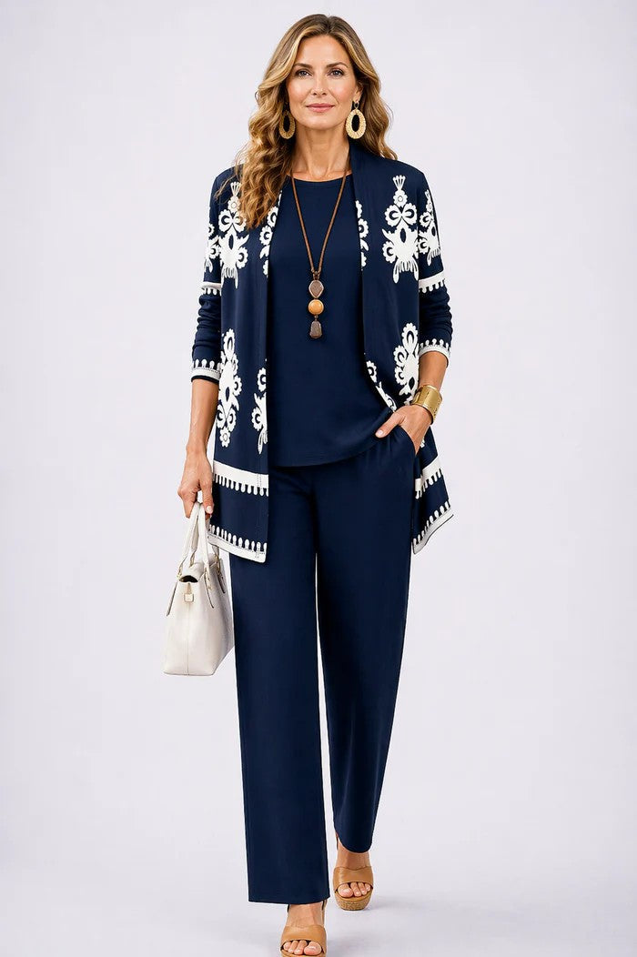 Dunkelblaues dreiteiliges Set mit gemusterter Longline-Strickjacke, Rundhals-Oberteil und bequemer Hose.