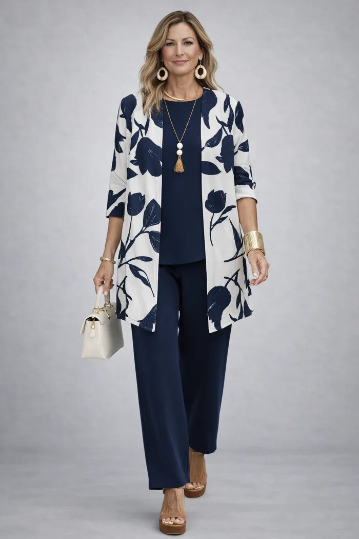 Dunkelblaues dreiteiliges Set mit gemusterter Longline-Strickjacke, schlichtem Oberteil und bequemer Hose.